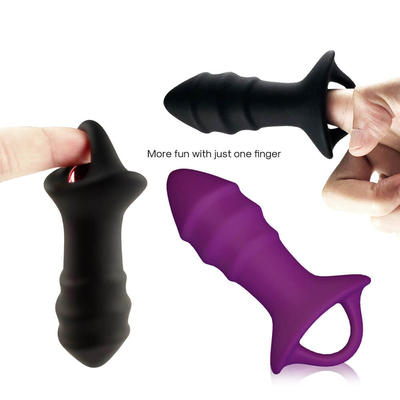 El sexo del masaje de la próstata juega el enchufe anal del silicón con teledirigido