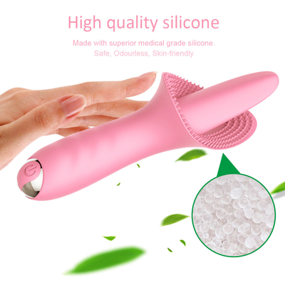 Lengua de Clitorial de las mujeres que lame el vibrador