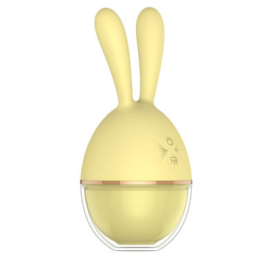 Conejo que chupa el juguete del sexo del vibrador